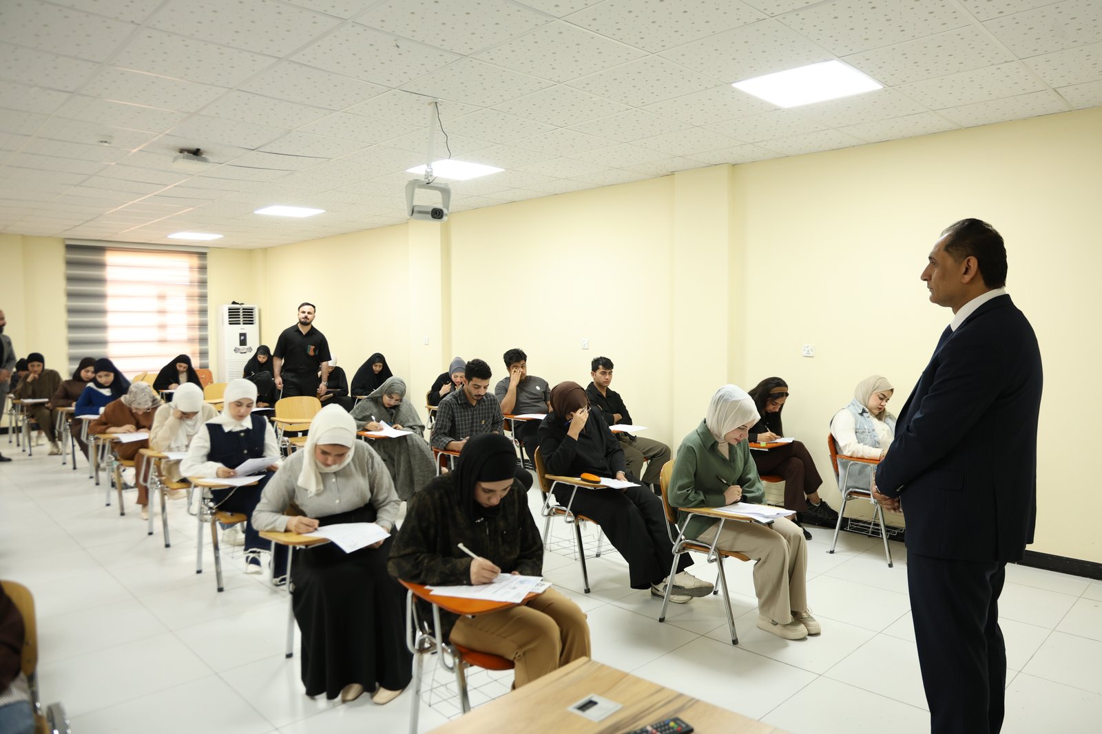 تعلن عمادة كلية الشرق للعلوم التقنية التخصصية عن فتح باب التقديم للراغبين بالمشاركة في أعمال المراقبة الامتحانية للفترة الامتحانية القادمة، وذلك وفقاً للشروط والضوابط المحددة أدناه: أولاً: شروط التقديم